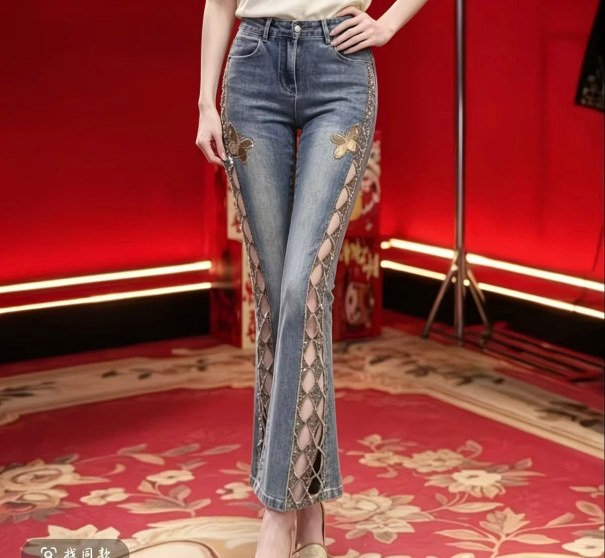 Spring/Summer New High-Waisted Stretch Denim
Cropped Pants with Butterfly Embroidery, Side Cut-Outs, Rhinestone Accents, Slimming Flared Leg Design 👖