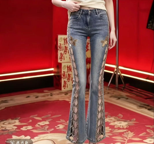 Spring/Summer New High-Waisted Stretch Denim
Cropped Pants with Butterfly Embroidery, Side Cut-Outs, Rhinestone Accents, Slimming Flared Leg Design π