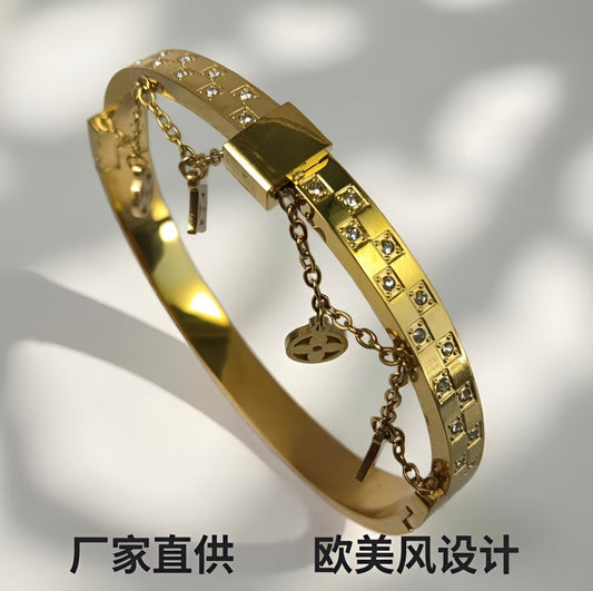 Cross-border 100% Light Luxury, Non-fading Bracelet (1 piece )
Hypoallergenic Jewelry with Colorfast Finish