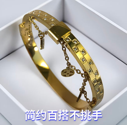 Cross-border 100% Light Luxury, Non-fading Bracelet (1 piece )
Hypoallergenic Jewelry with Colorfast Finish