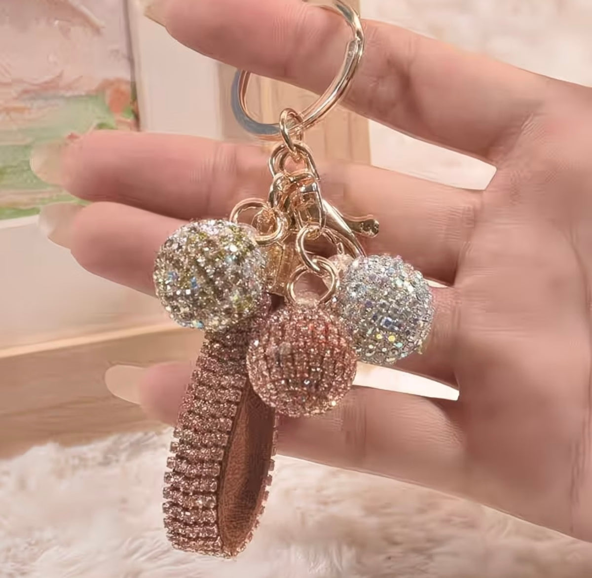 Exquisite Cartoon Cute Diamond-Studded Ball Keychain Pendant, Universal Anti-Loss Gift Accessory for Women's Bags✨