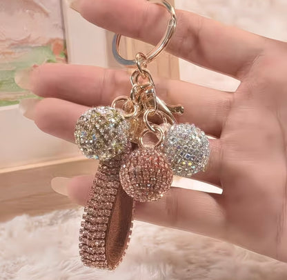 Exquisite Cartoon Cute Diamond-Studded Ball Keychain Pendant, Universal Anti-Loss Gift Accessory for Women's Bags✨