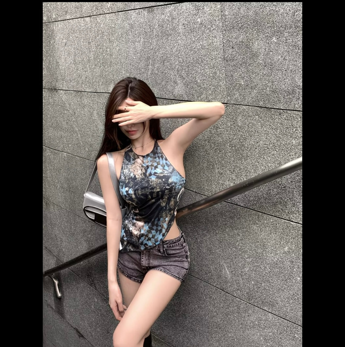 Spicy Girl Vintage Print Halter Neck
Sleeveless Tank Top for Women, Summer Backless Irregular Hem Crop Top as Outerwear 💙👗