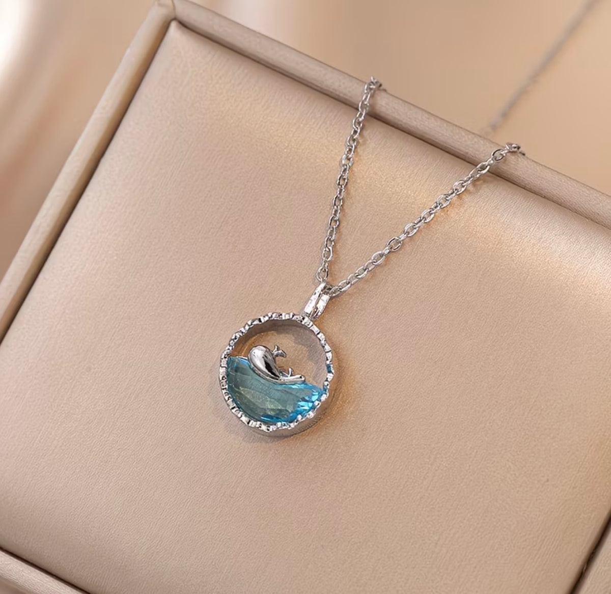 Whale-themed Unique Design, Elegant Iridescent Blue Ocean Collarbone Chain from the Marine Series 🌊🐬