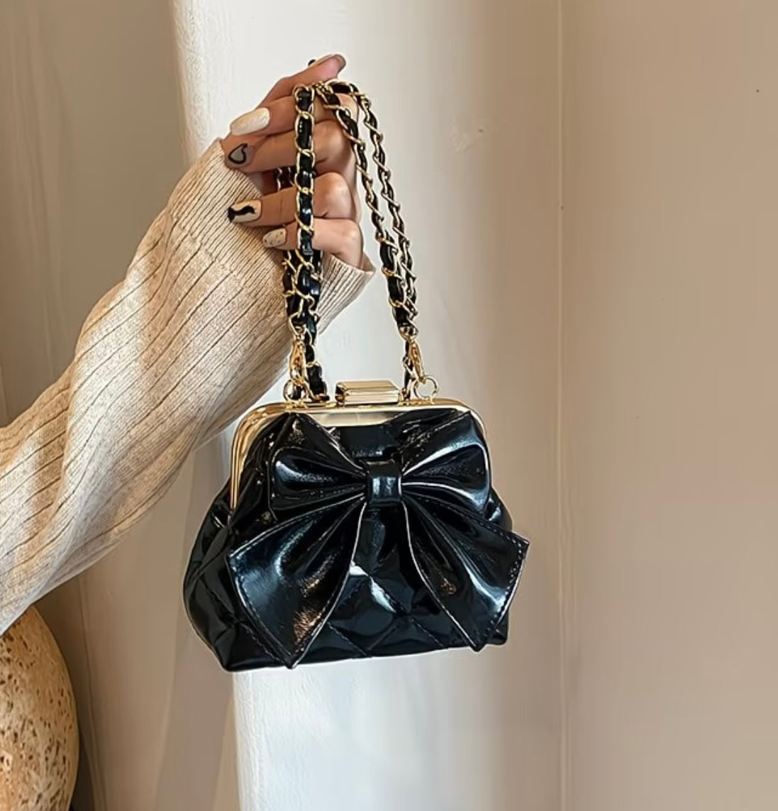 Stylish Chain-Mouth Red Envelope Crossbody Bag with Unique Design