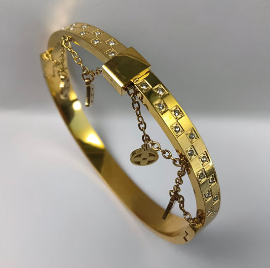 Cross-border 100% Light Luxury, Non-fading Bracelet (1 piece )
Hypoallergenic Jewelry with Colorfast Finish