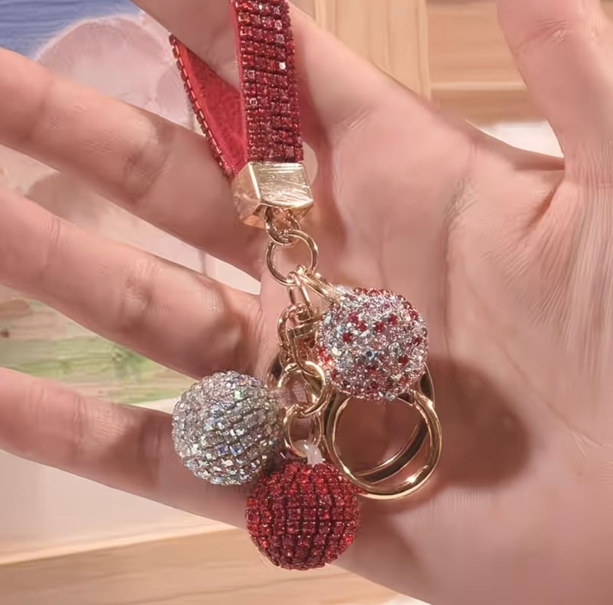 Exquisite Cartoon Cute Diamond-Studded Ball Keychain Pendant, Universal Anti-Loss Gift Accessory for Women's Bags✨