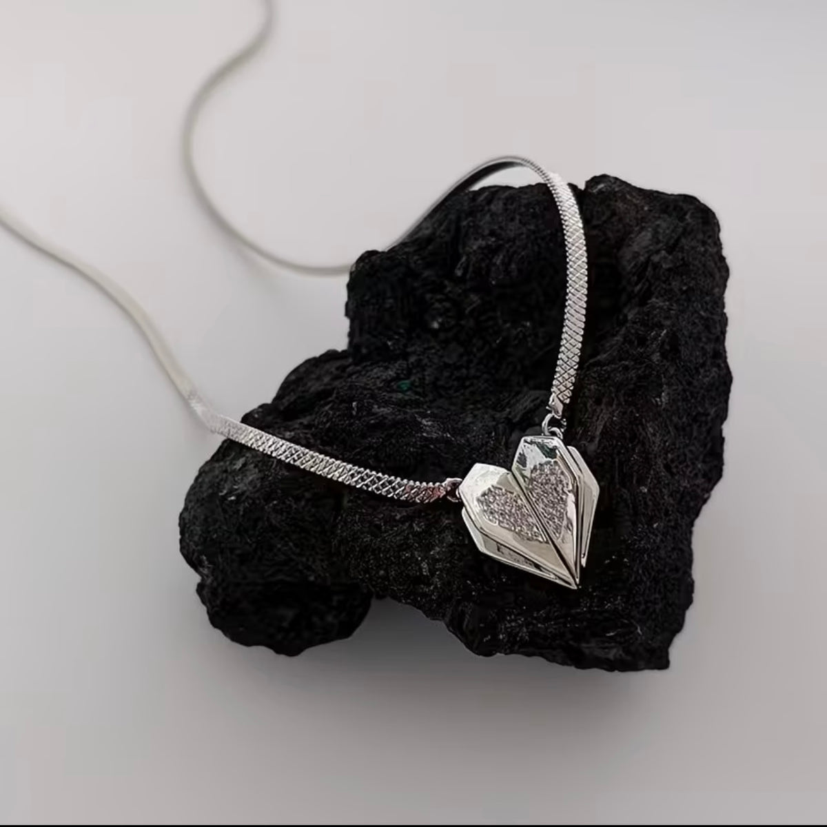 3D Multi-faceted
Diamond-Studded Heart Pendant Necklace