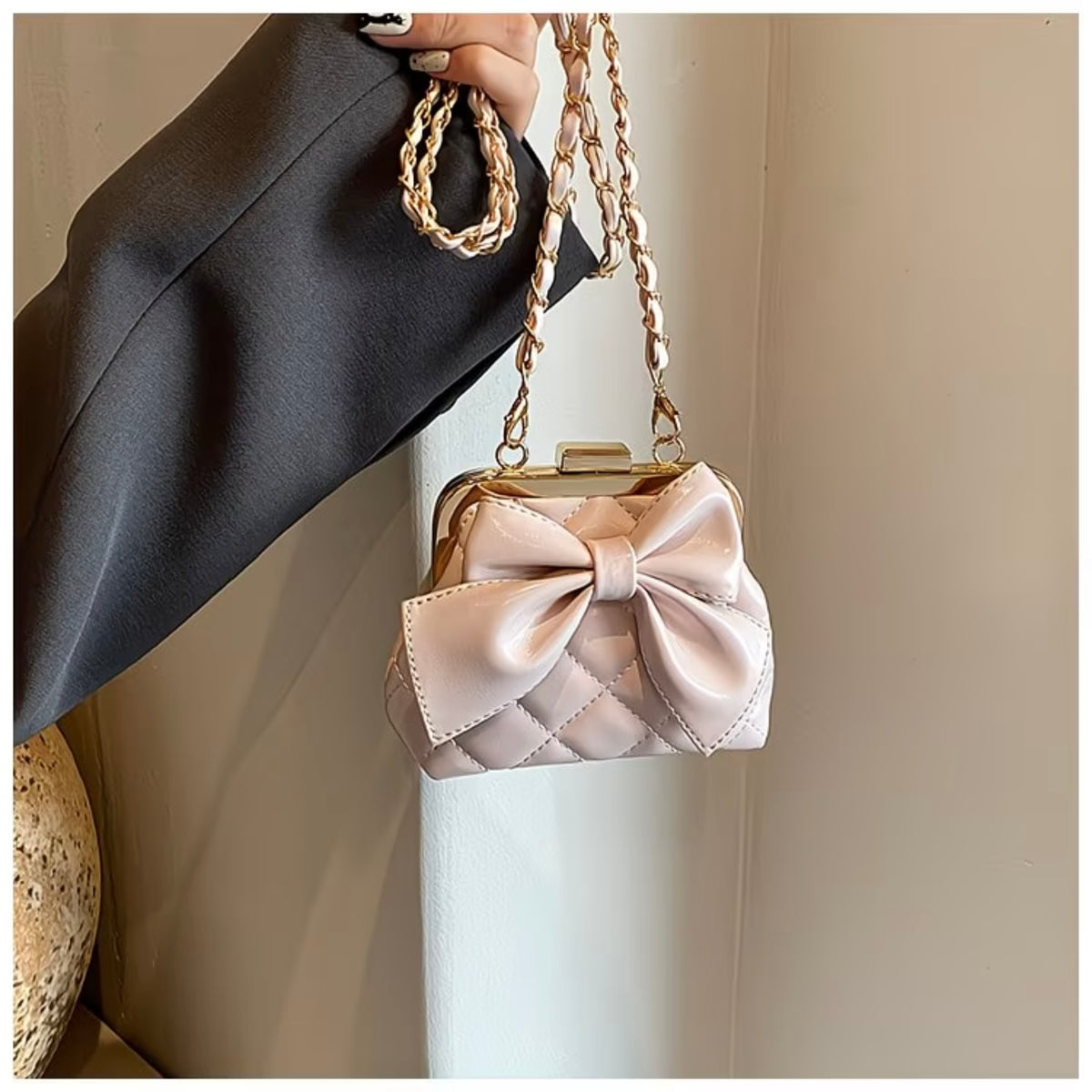 Stylish Chain-Mouth Red Envelope Crossbody Bag with Unique Design
