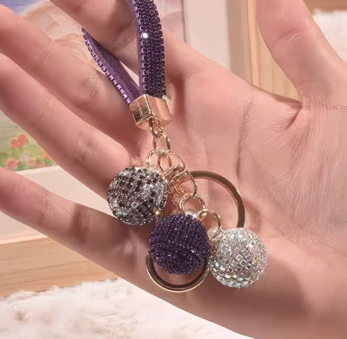 Exquisite Cartoon Cute Diamond-Studded Ball Keychain Pendant, Universal Anti-Loss Gift Accessory for Women's Bags✨