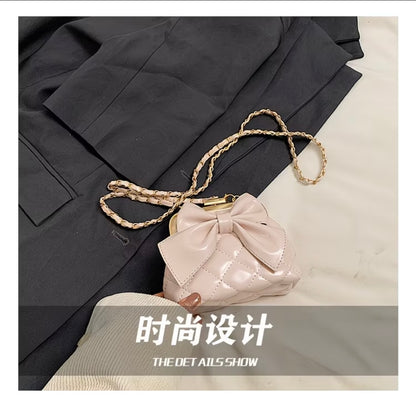 Stylish Chain-Mouth Red Envelope Crossbody Bag with Unique Design