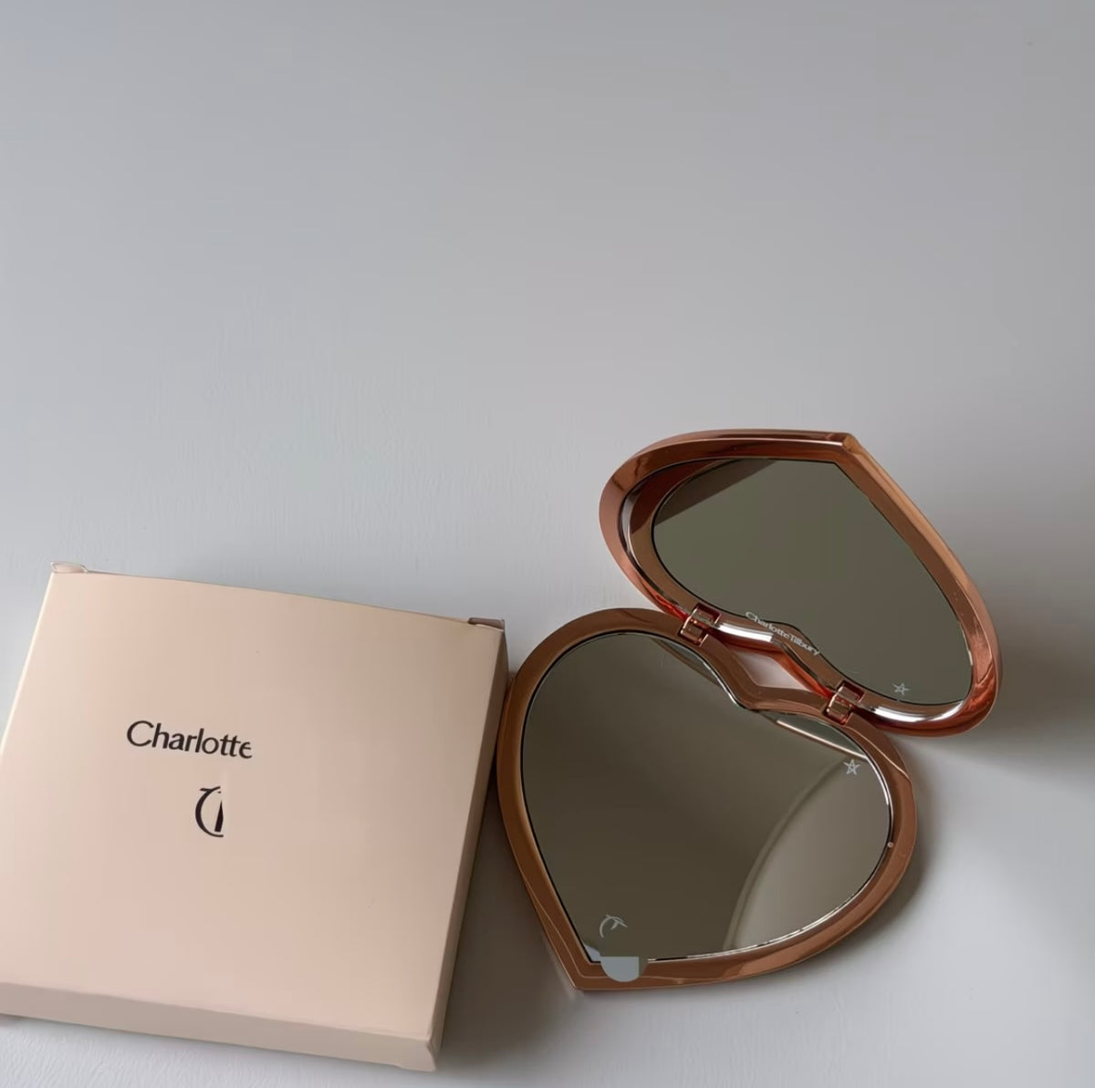 Charlotte Tilbury-Aesthetic Heart-Shaped Folding Makeup Mirror, Portable Rotating