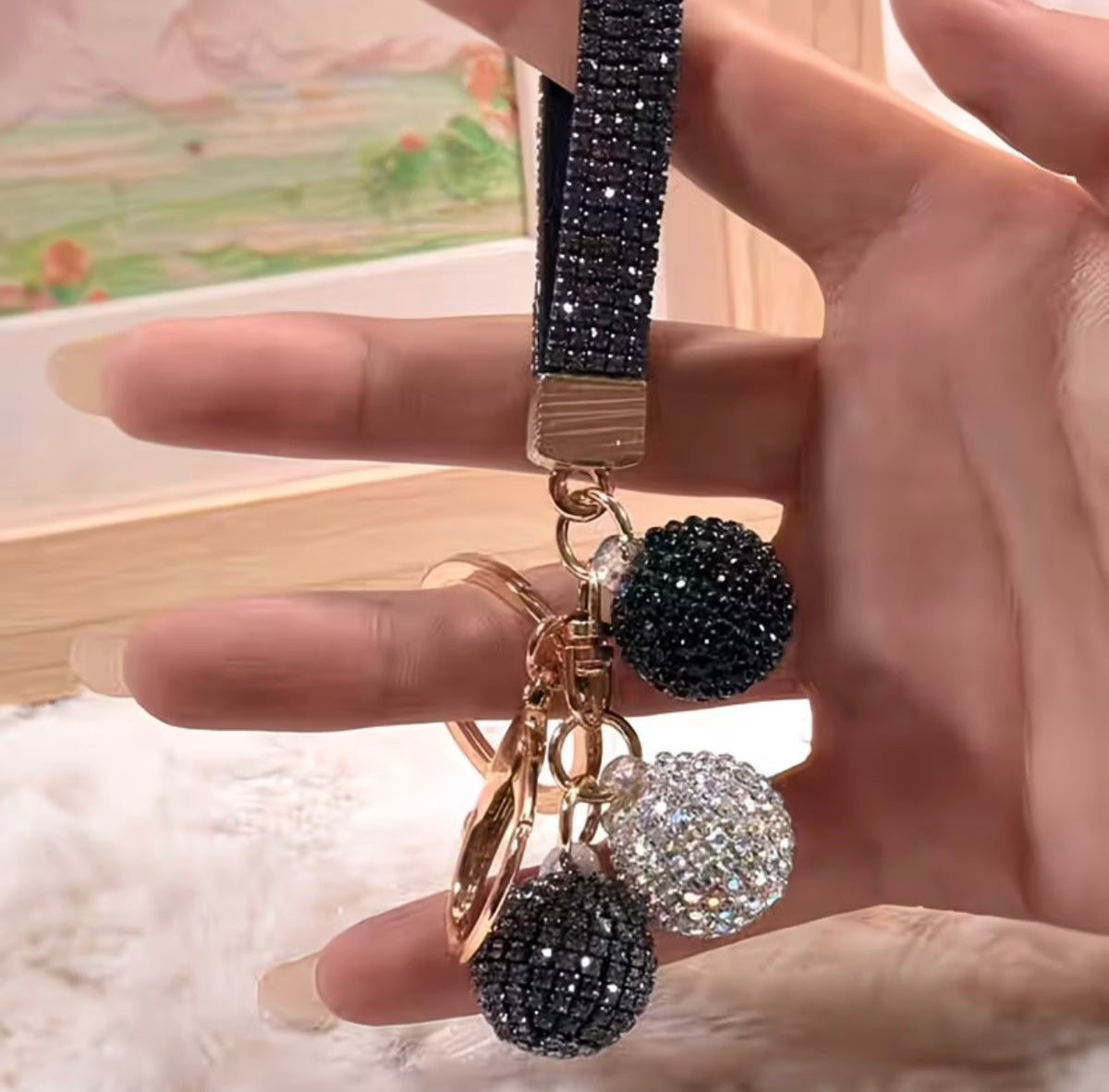 Exquisite Cartoon Cute Diamond-Studded Ball Keychain Pendant, Universal Anti-Loss Gift Accessory for Women's Bags✨