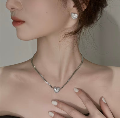Luxury Diamond-Studded Heart-Shaped
Magnetic Pendant Necklace for Women - Summer Niche Design, Versatile Elegant Collarbone Chain 🧊🤍
