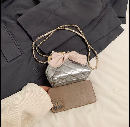 Stylish Chain-Mouth Red Envelope Crossbody Bag with Unique Design