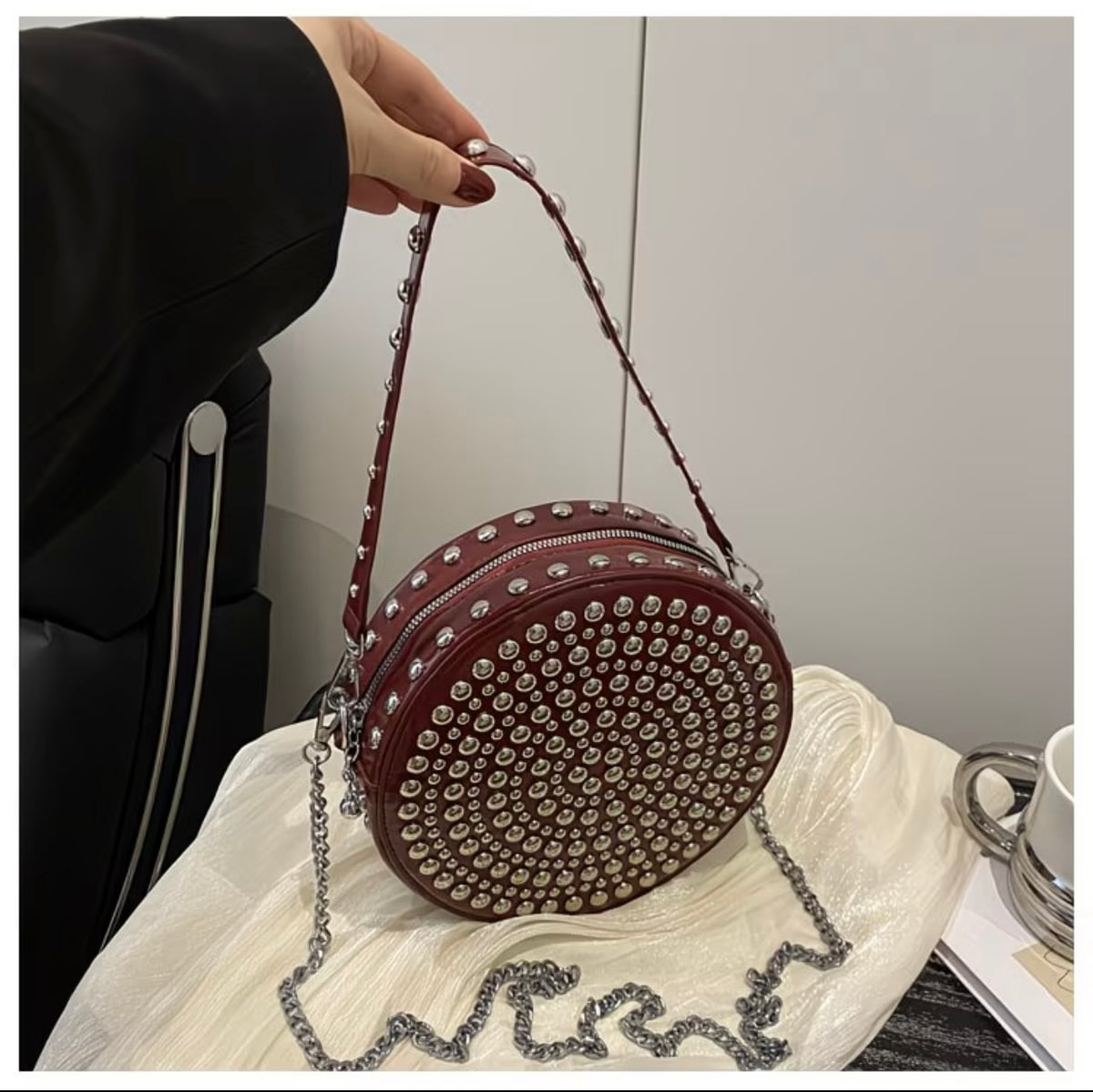Vintage-style , crossbody shoulder bag with metal rivets, versatile chain-strap handbag