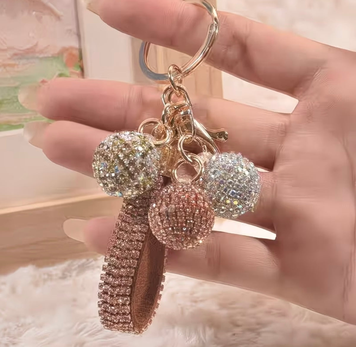 Exquisite Cartoon Cute Diamond-Studded Ball Keychain Pendant, Universal Anti-Loss Gift Accessory for Women's Bags✨