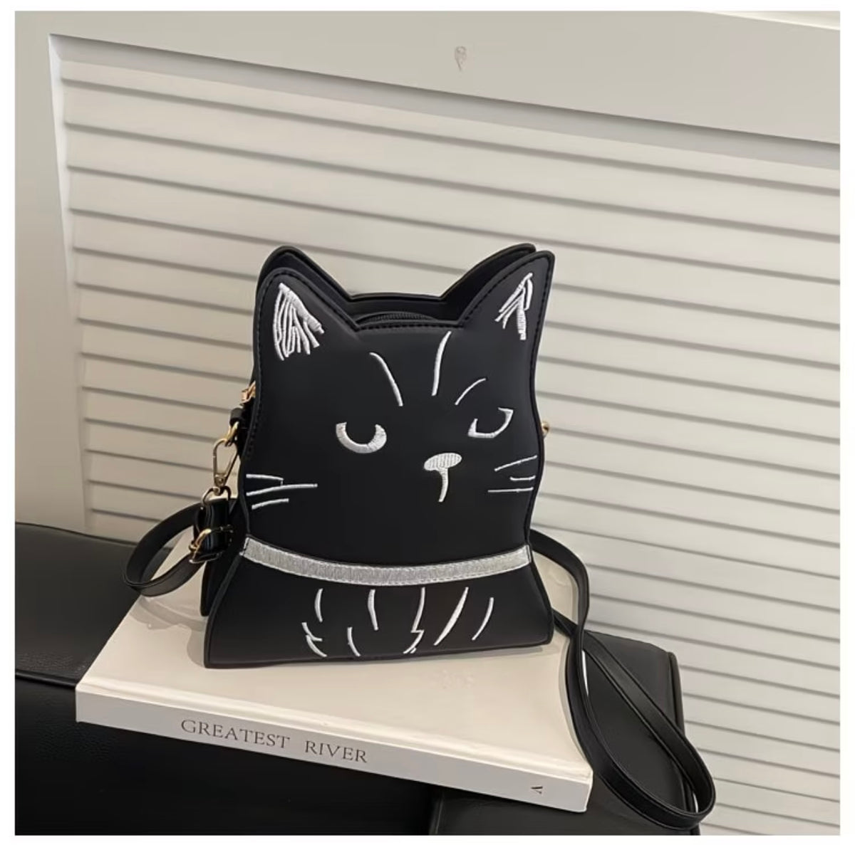 Large Capacity Shoulder Crossbody Bag with Cute Cat Design, Stylish Bucket Bag for Outdoor Use