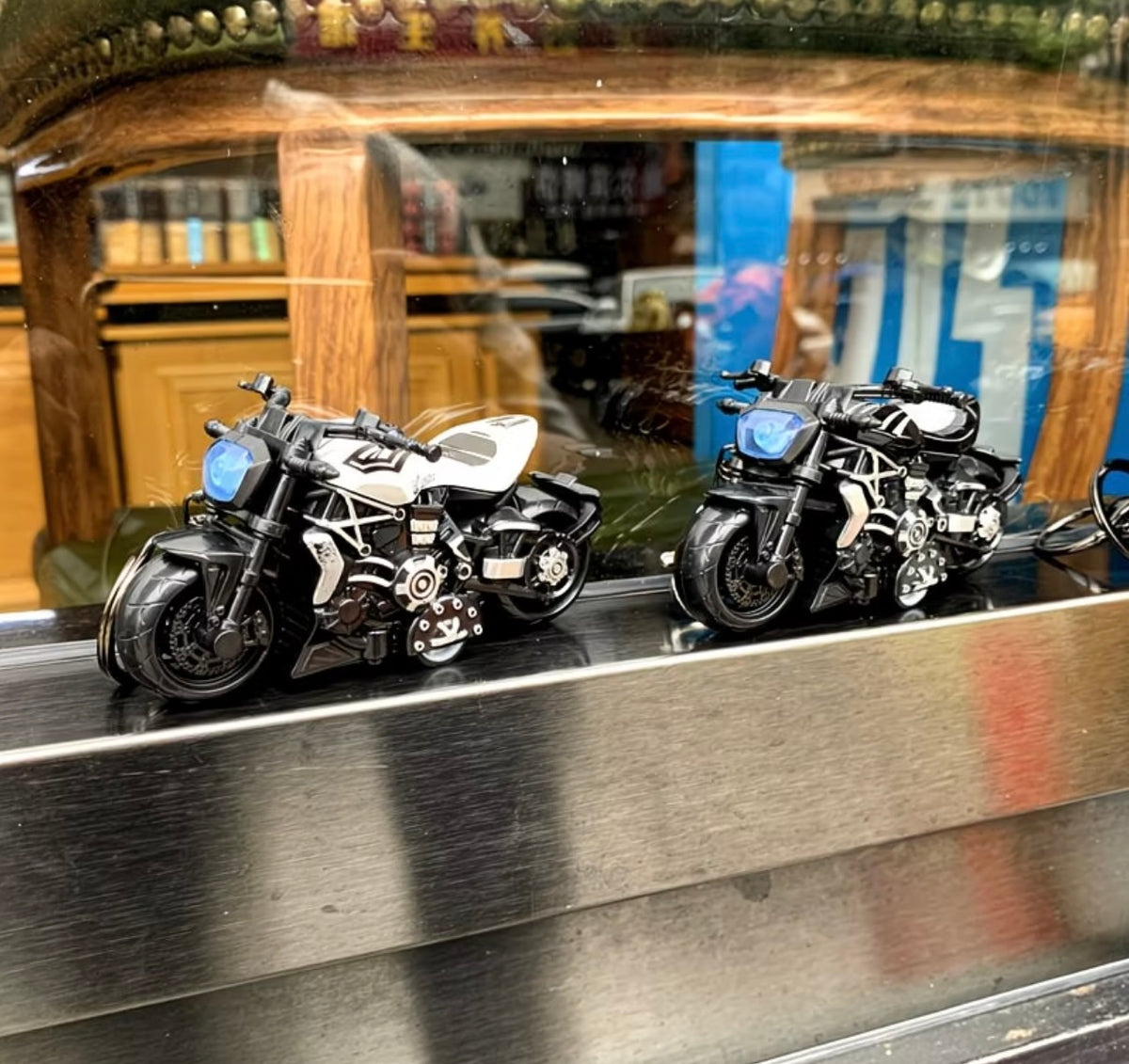 Creative Motorcycle Model Keychain with Light-Up Helmet, Personalized Key Ring 🏍️