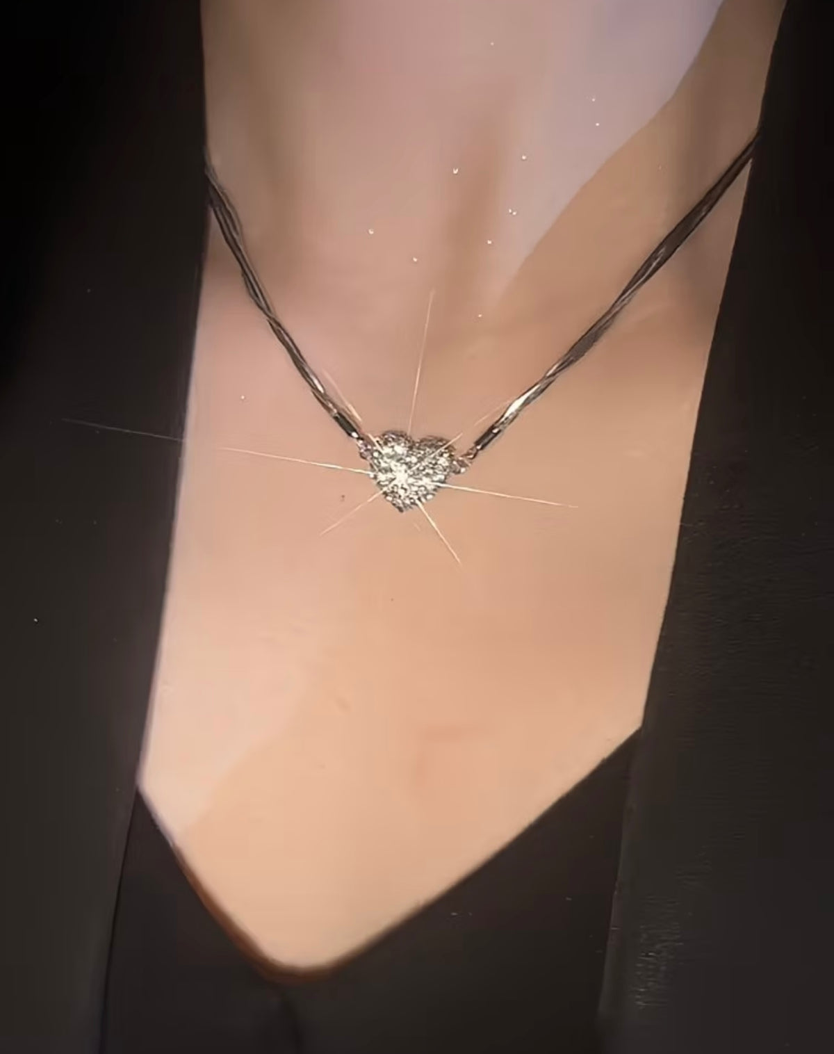 Luxury Diamond-Studded Heart-Shaped
Magnetic Pendant Necklace for Women - Summer Niche Design, Versatile Elegant Collarbone Chain 🧊🤍