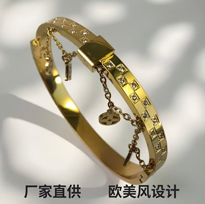 Cross-border 100% Light Luxury, Non-fading Bracelet (1 piece )
Hypoallergenic Jewelry with Colorfast Finish