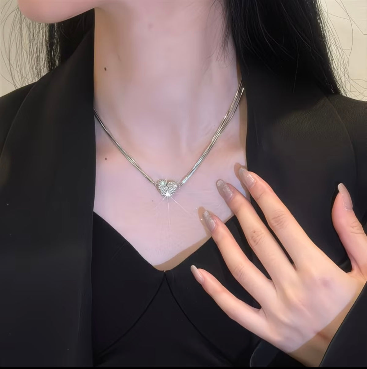 Luxury Diamond-Studded Heart-Shaped
Magnetic Pendant Necklace for Women - Summer Niche Design, Versatile Elegant Collarbone Chain 🧊🤍