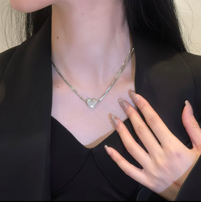 Luxury Diamond-Studded Heart-Shaped
Magnetic Pendant Necklace for Women - Summer Niche Design, Versatile Elegant Collarbone Chain 🧊🤍
