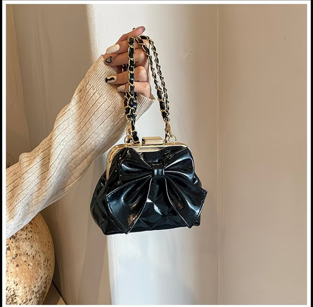 Stylish Chain-Mouth Red Envelope Crossbody Bag with Unique Design